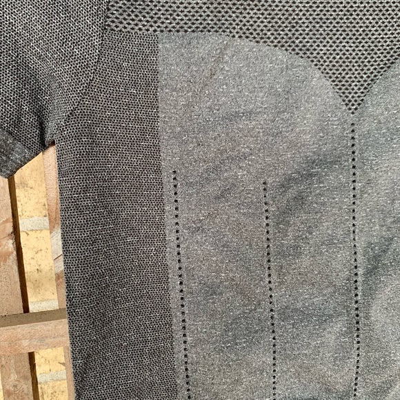 Fabletics Delta seamless top in dark gray - Picture 3 of 7